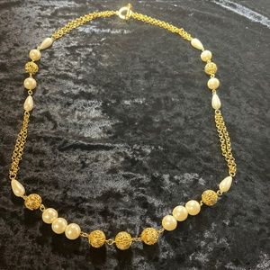 New ORIGINAL Gucci necklace in gold with pearls.